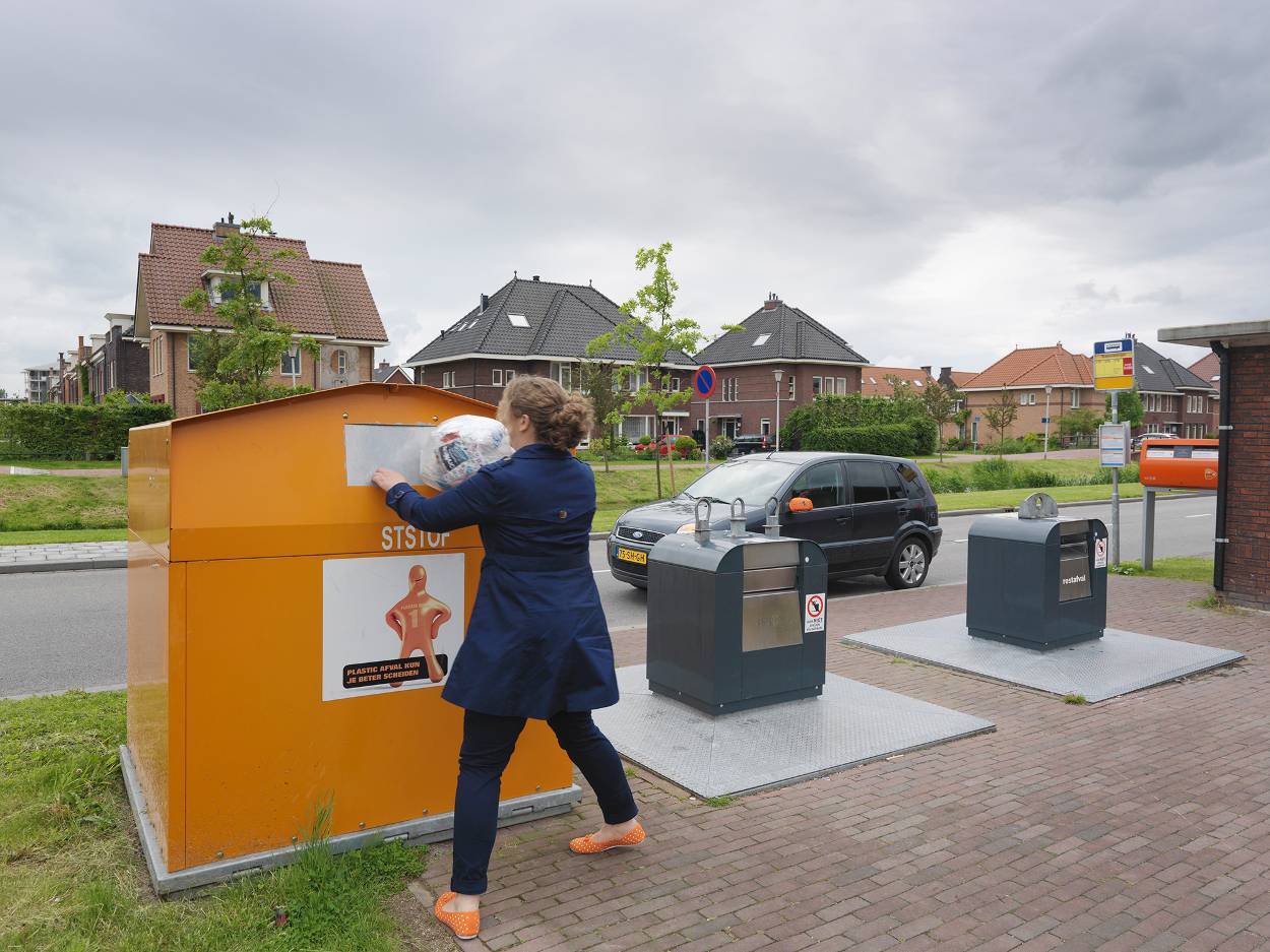 Afvalbakken voor gescheiden verwerking van huishoudelijk afval op straat