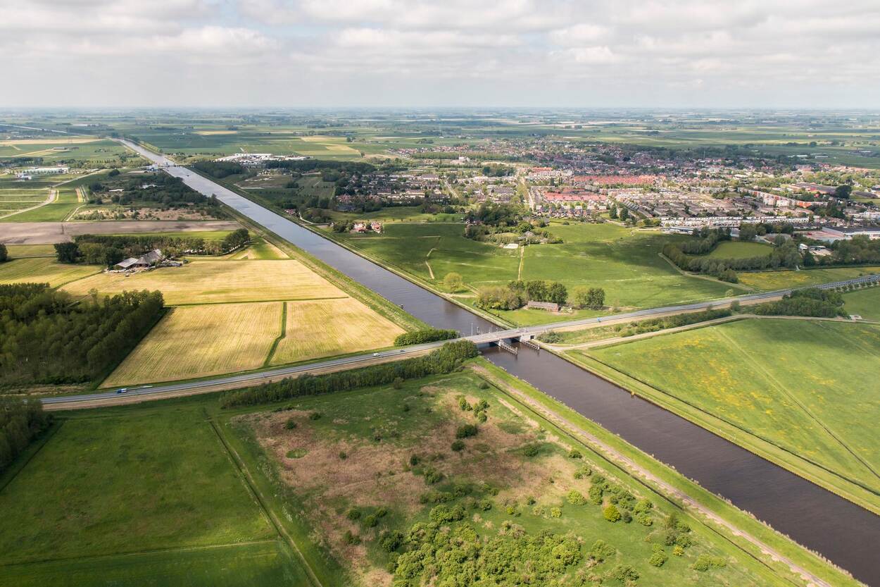 Luchtfoto van Delfzijl en de snelweg N33 over het Eemskanaal