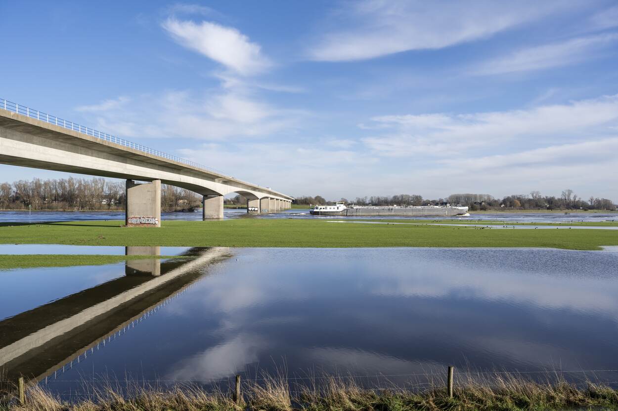 Hoogwater in rivier de IJssel