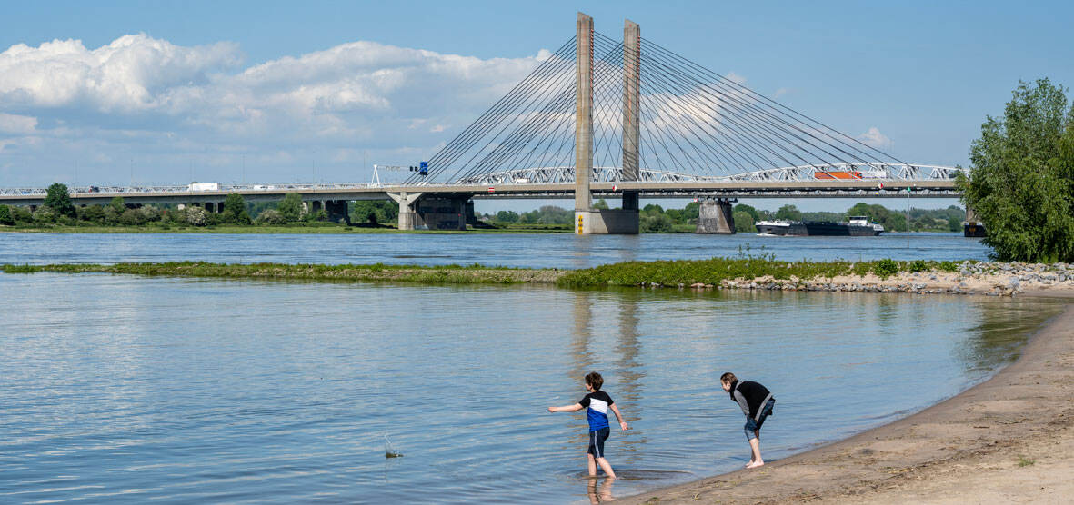 Martinus Nijhoffbrug in Zaltbommel, boven de Waal