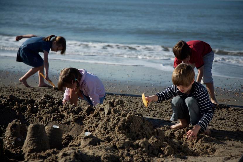 Spelende kinderen op strand