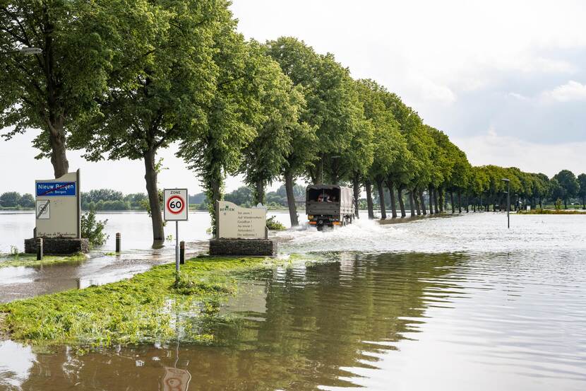 Toegangsweg naar het dorp Bergen is onder water gelopen