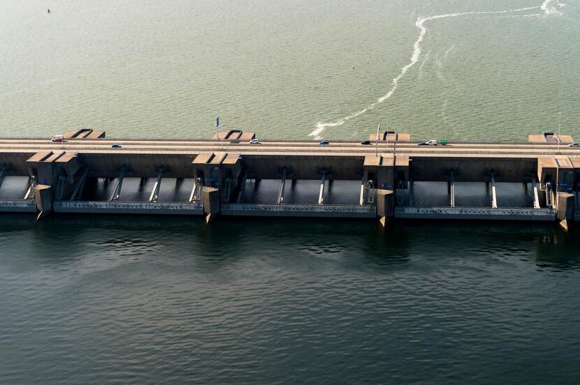 Auto's op de Haringvlietsluis met de Noordzee in de achtergrond.