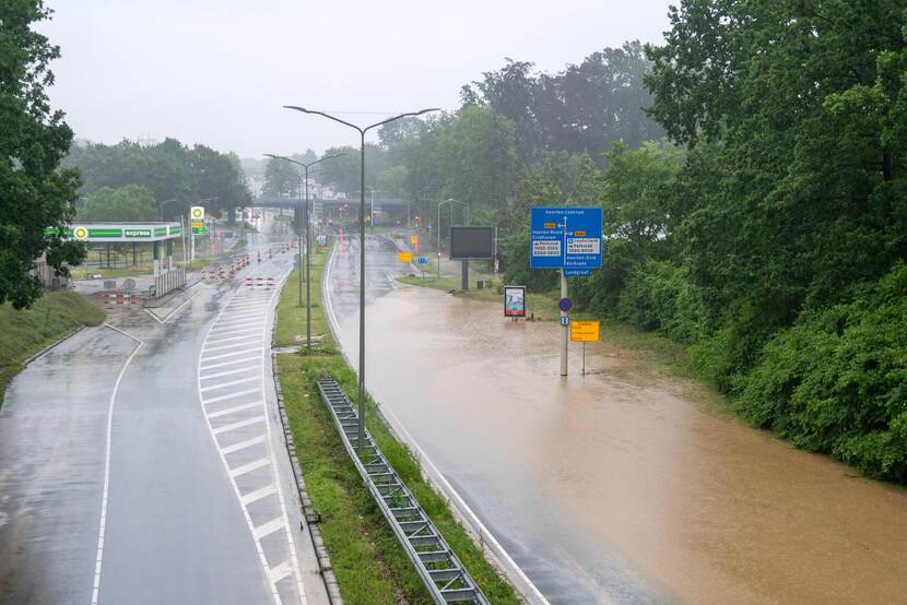 Extreme wateroverlast op snelweg