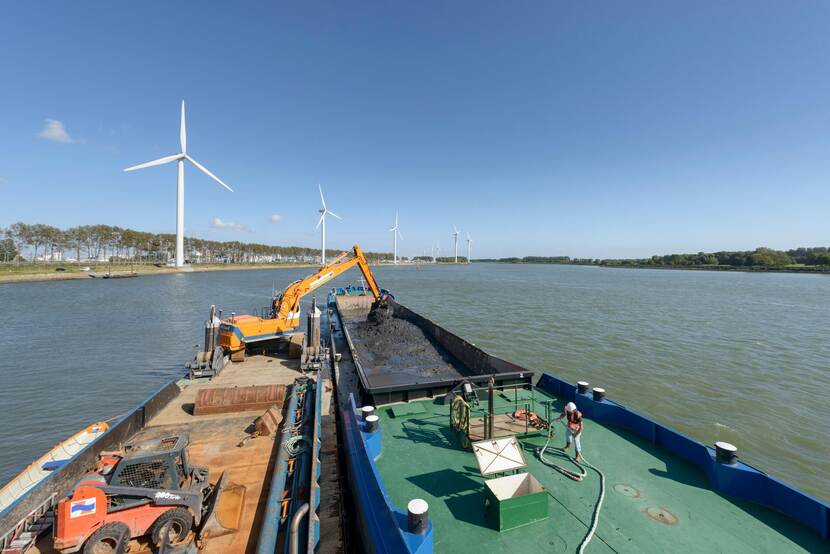 Slib van de bodem van het kanaal wordt via gps met precisie weggehaald en afgevoerd.