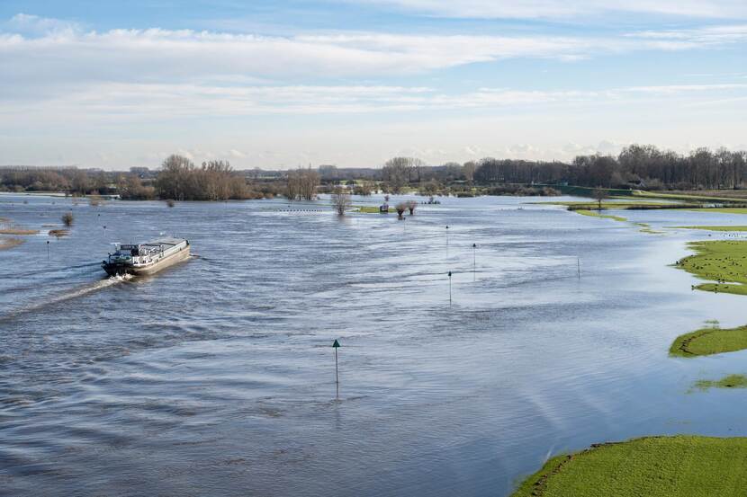 Hoogwater in de rivier de IJssel